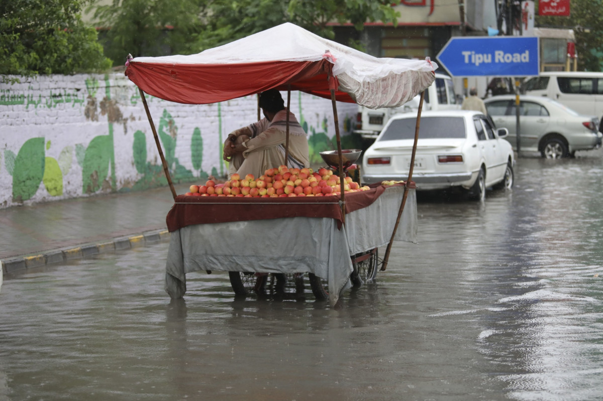بائع فواكه في أحد شوارع باكستان (بلومبيرغ)