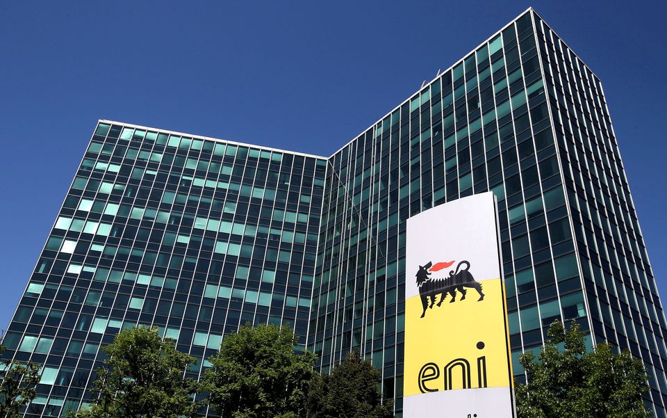 واجهة المبنى الرئيسي لمجموعة أني (ENI.MI) الإيطالية قرب العاصمة ميلان (رويترز)