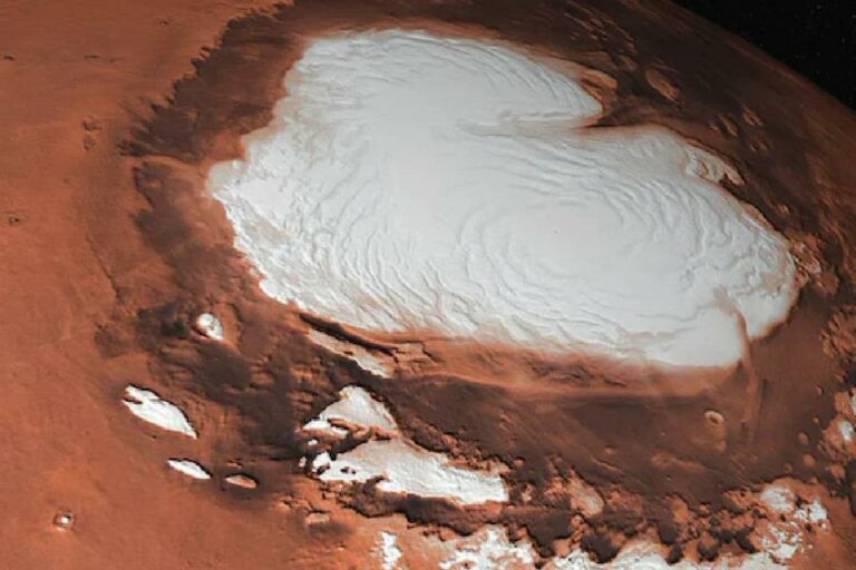 ناسا تلتقط صورة واضحة لفوهة بركان على سطح المريخ -صورة