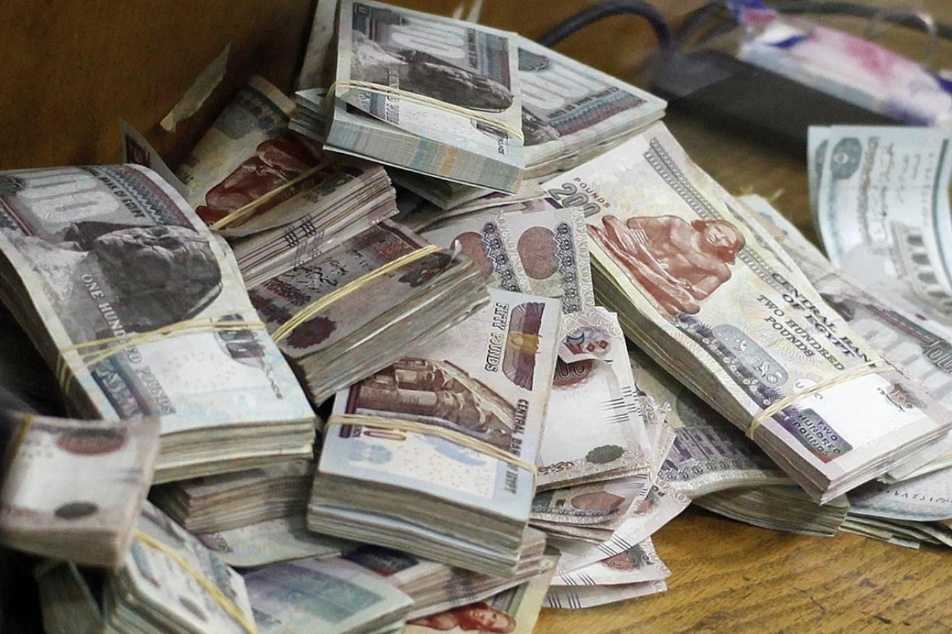 مصر تخفّض قيمة عملتها المحلية أمام الدولار الأميركي بنسبة 17%