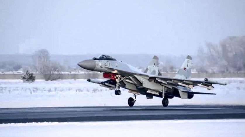 صورة وزعتها وزارة الدفاع الروسية لمقاتلة سوخوي-35 تقلع من روسيا في طريقها إلى بيلاروسيا للمشاركة في تدريبات عسكرية (أ.ب)