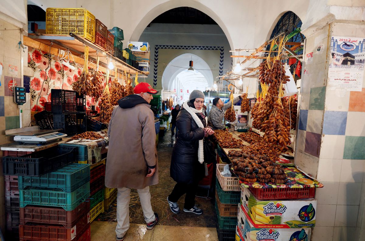 سيدة تتسوق في سوق للتمور بتونس (أرشيف رويترز)