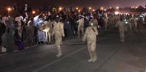 الأركان العامة للجيوش تحافظ على تقليد مسيرة حملة المشاعل احتفاء بالاستقلال 
