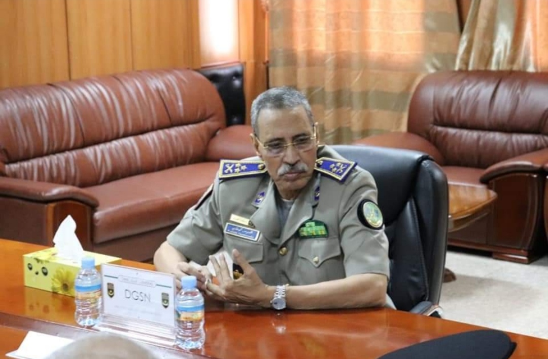 مدير العام للأمن يتفقد إجراءات تفتيش باخرة مشتبه في حمولتها 