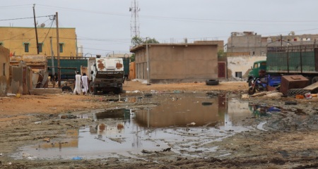 مستنقعات وبرك تحتل شوارع المدينة 