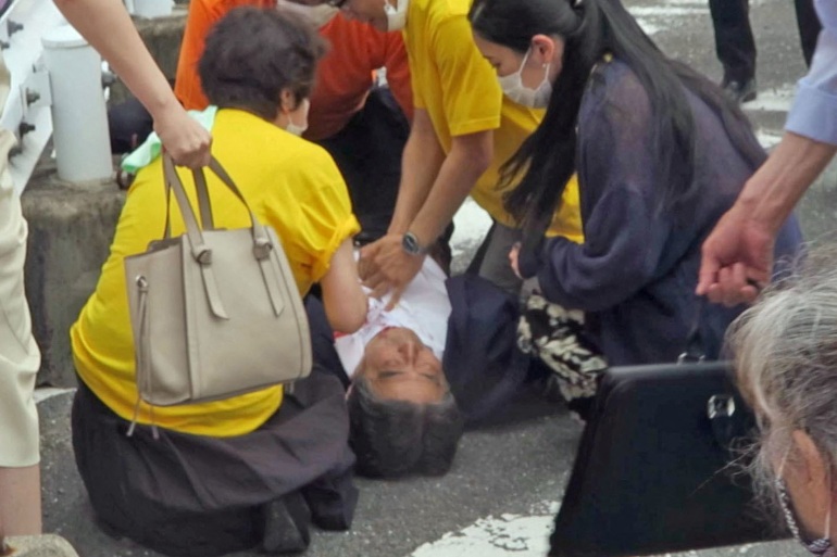 رئيس الوزراء الياباني السابق شينزو آبي ملقى على الأرض بعد تعرضه لإطلاق نار (رويترز)