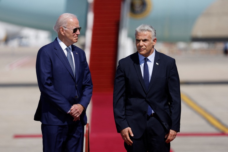 رئيس الوزراء الصهيوني يائير لبيد  يستقبل الرئيس الأميركي جو بايدن في مطار بن غوريون (روتيرز)13/7/2022