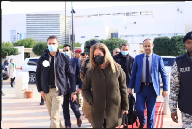 المستشارة الأممية الخاصة بليبيا ستيفاني وليامز استمعت لعمل اللجنة وخططها لإعادة دمج التشكيلات المسلحة (الأناضول)