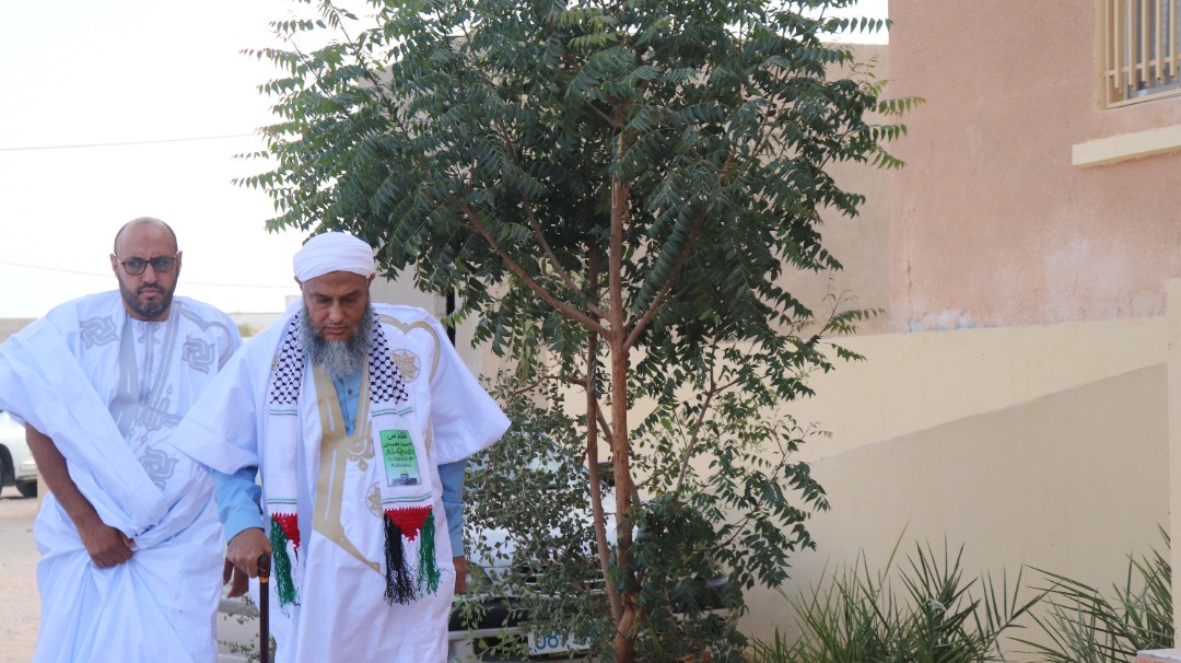 فضيلة الشيخ محمد الحسن بن الددو خلال تأديته لصلاة العيد في جامع عبد الله بن ياسين 