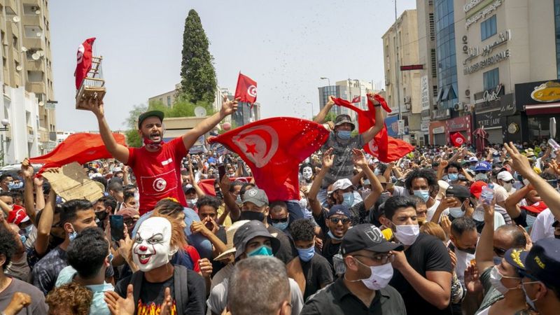 واشنطن بوست: ما يجري في تونس أخطر أزمة في البلاد منذ 2013
