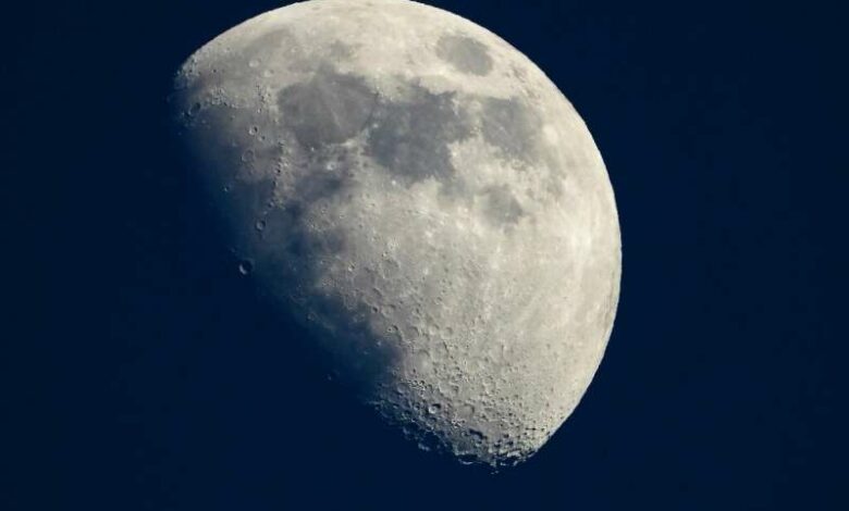 توقع اصطدام كتلة نفايات من 3 أطنان بالقمر الجمعة المقبل 