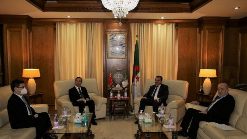 الجزائر والصين تبحثان الشراكة في مشاريع طاقوية ومنجمية
