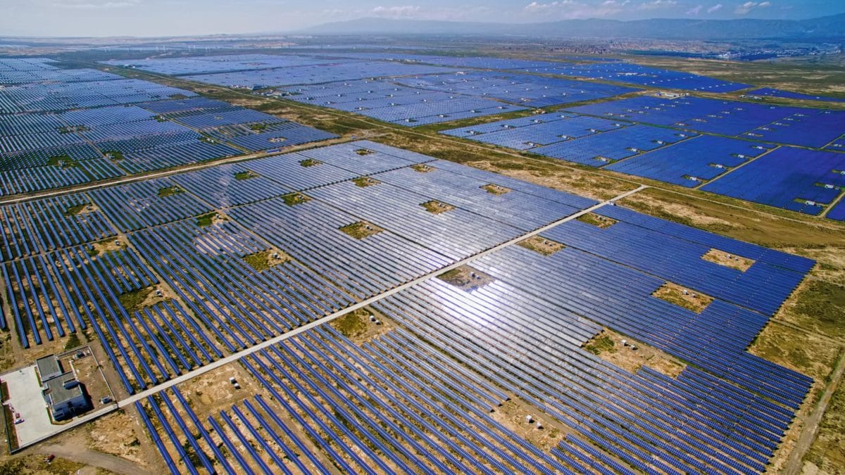 ألواح شمسية - الصورة من موقع بي في ماغازين (منصة الطاقة )