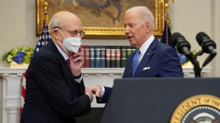 الرئيس بايدن والقاضي بريير لدى الإعلان عن تقاعد الأخير في البيت الأبيض (رويترز)