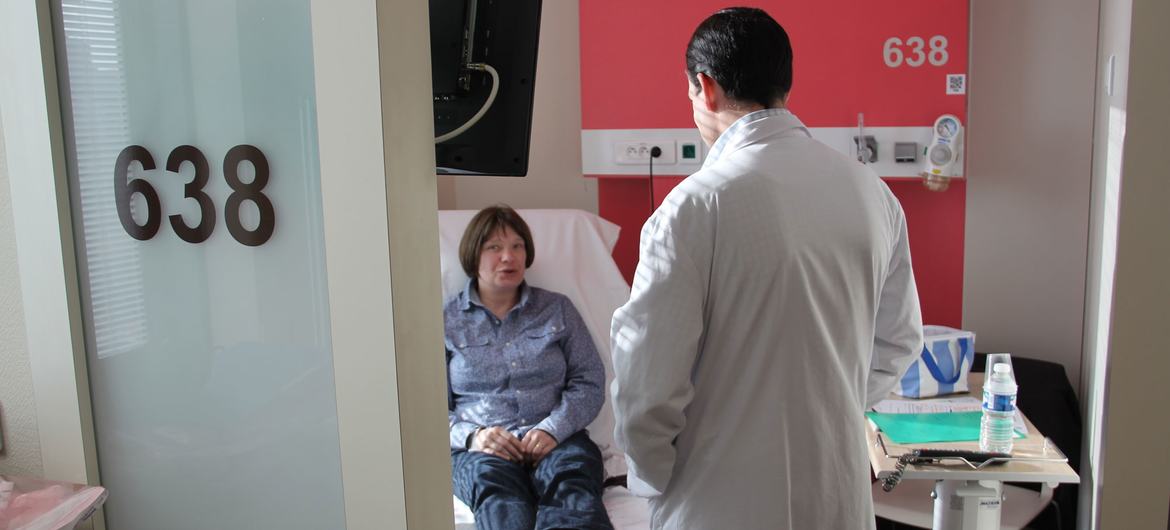 طبيب أورام يتشاور مع مريض بالسرطان في مستشفى في ليون في فرنسا (منظمة الصحة العالمية)