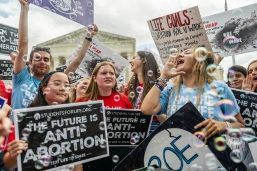 نشطاء مناهضون للإجهاض يحتفلون خارج مبنى المحكمة العليا الأميركية بعيد إلغاء حق الإجهاض الدستوري (ا.ف.ا)