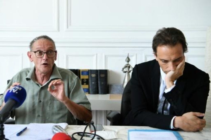  والد سيباستيان، بول راوولت ومحاميه فيليب أوهايون خلال مؤتمر صحفي في باريس في 2 أغسطس 2022(أ ف ب)