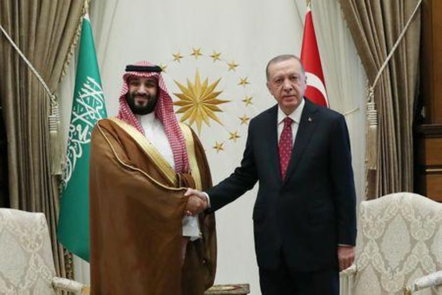 ولي العهد السعودي الأمير محمد بن سلمان يصافح الرئيس التركي رجب طيب أردوغان في أنقرة يوم الاربعاء.(رويترز)