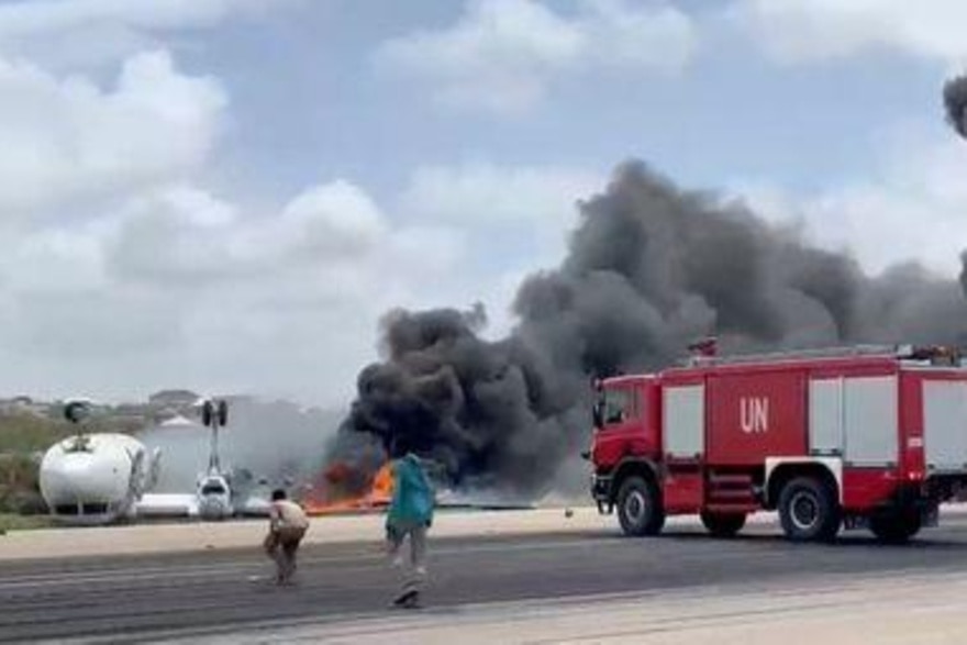  دخان يتصاعد من طائرة انقلبت بعد هبوطها في مقديشو بالصومال اليوم الاثنين. (رويترز)