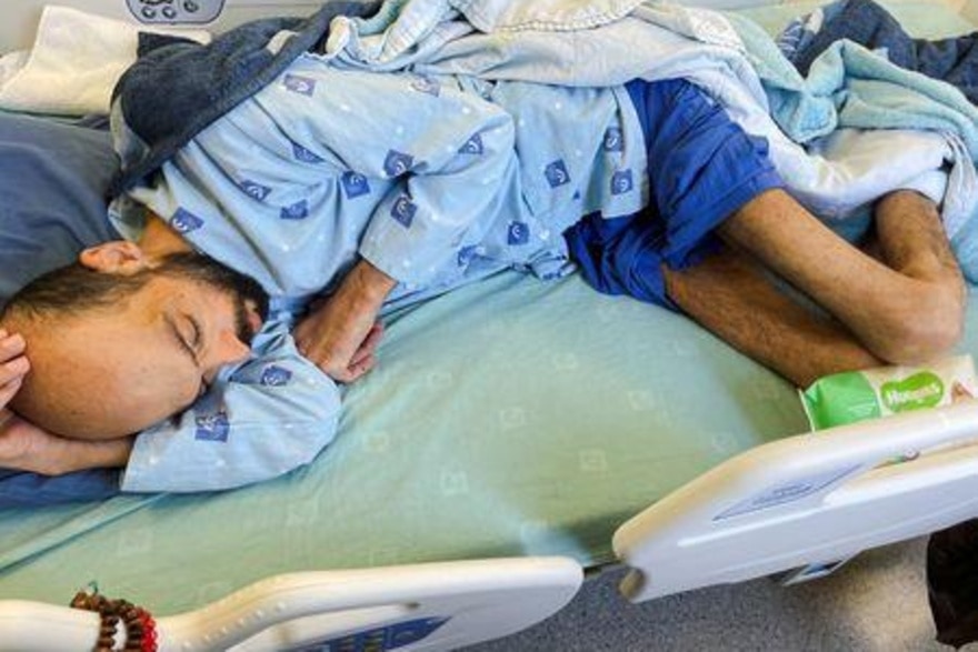 الأسير الفلسطيني المضرب عن الطعام خليل عواودة في مستشفى أساف هاروفي الأربعاء 24 أغسطس (رويترز)