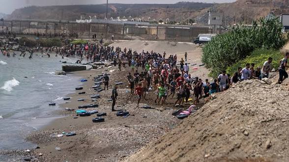 تحت ضغوط أوروبية: إسبانيا تعيد آلاف المهاجرين من سبتة إلى المغرب
