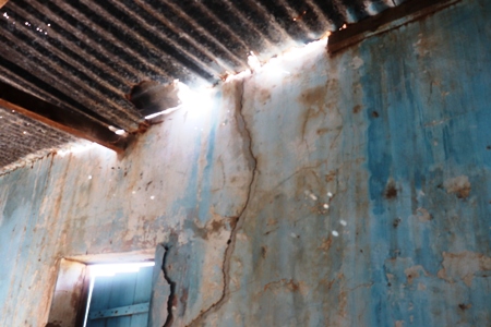 الدار من الداخل غرف متهالكة السقوف