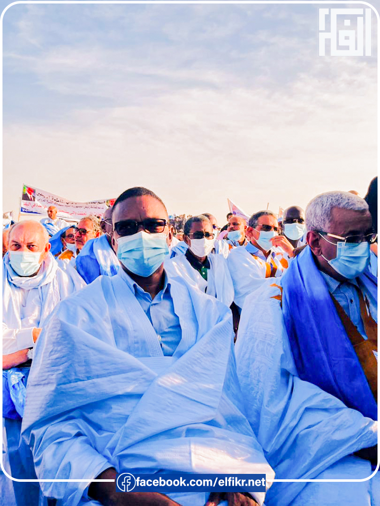 الوير الأول محمد ولد بلال، وعن يساره رئيس الحزب الحاكم