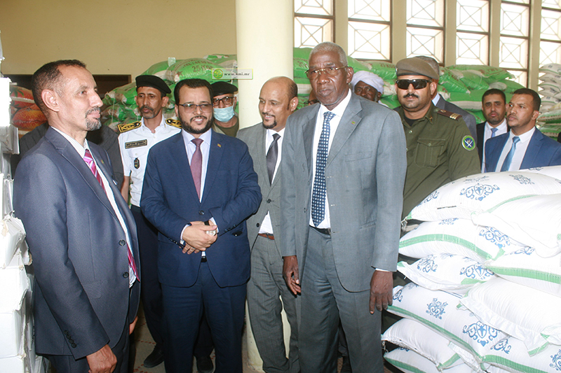 وزارة الشؤون الإسلامية تبدأ عملية توزيع إفطار الصائم على الأئمة وشيوخ المحاظر