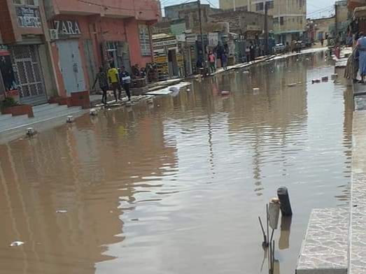 مياه الأمطار تغمر شوارع نواذيبو 