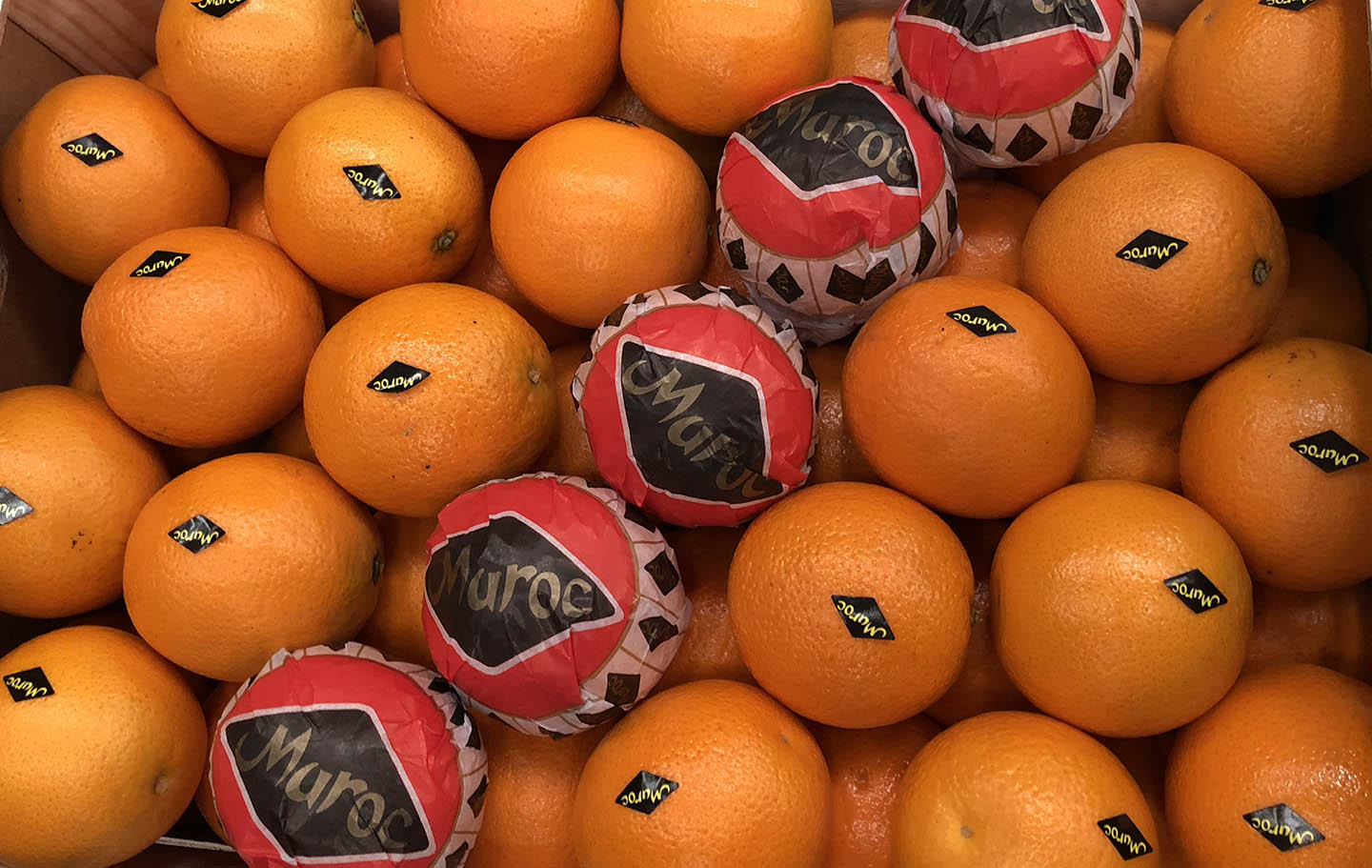 وتستورد موريتانيا الخضروات والفواكه من المغرب من خلال جلبها عبر الحدود بشاحنات