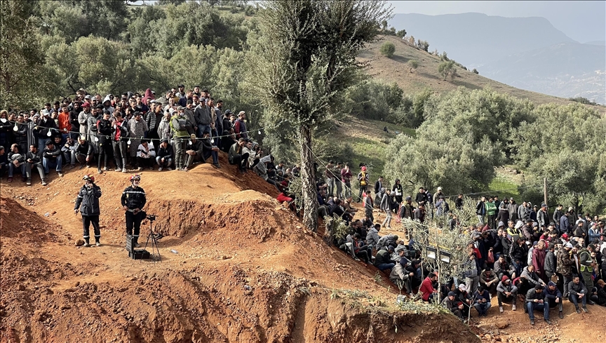 فرق الإنقاذ تواصل العمل منذ 72 ساعة لإخراج الطفل ريان العالق في بئر بعمق 32 مترا (الأناضول)