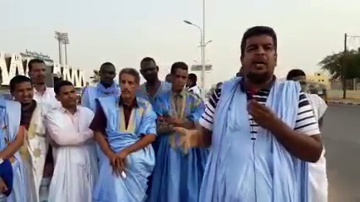 نقابيون ومدرسون يحتجون أمام إدارة الأمن تضامنا مع زميلهم ولد حامني 